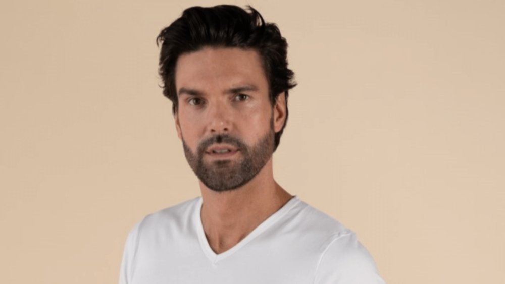 rj model met wit shirt