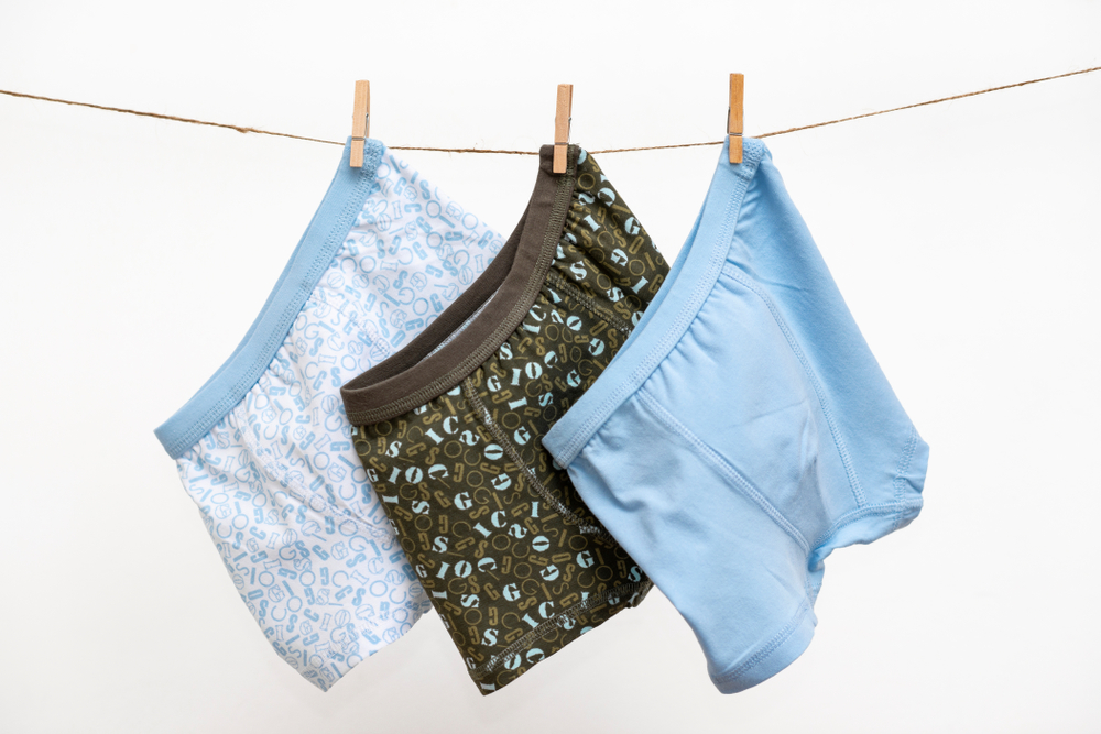 3 boxershorts hangen met een houten wasknijper aan een waslijn