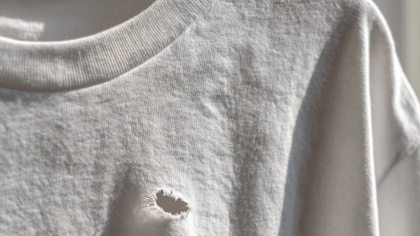 Gaatjes in shirt: oorzaken en oplossingen voor je basics