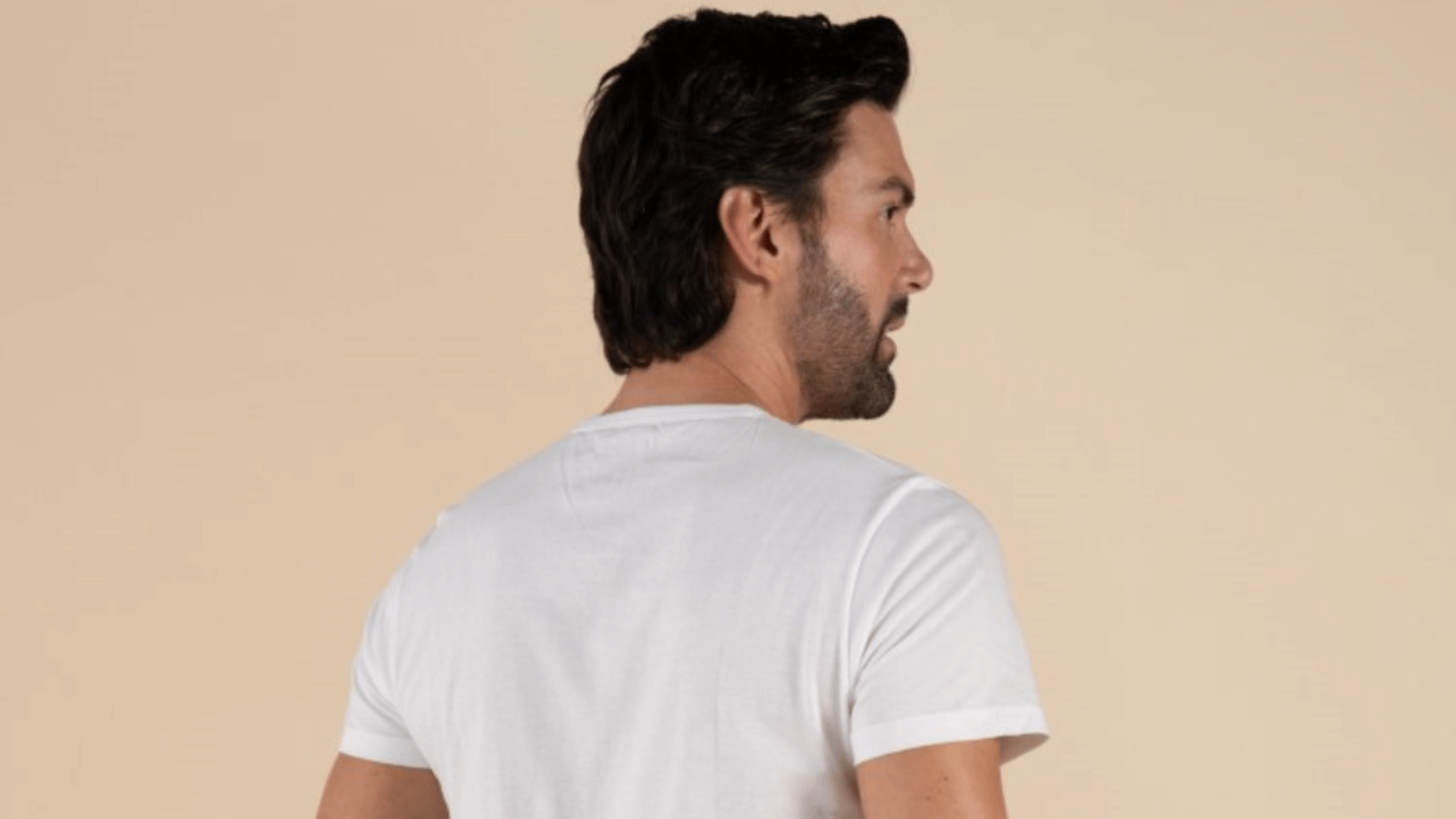 Witte shirts weer wit krijgen: 10 tips voor stralende basics